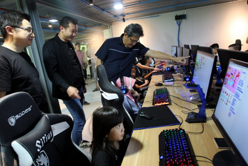 Managing Director President OfficeSinar Mas Land - Dhony Rahajoe (kanan) menanyakan  proses pembuatan games yang terdapat di Techpolitan, didamping oleh Co-founder Techpolitan - Rhesa Surya Atmadja (tengah) dan Co-founder Techpolitan - Ikin Wirawan (kiri).