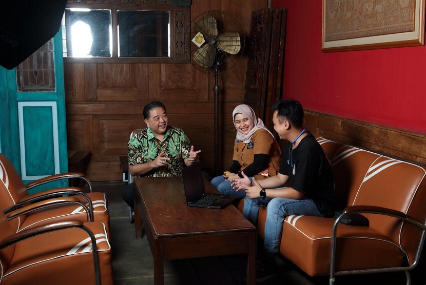 Managing Director PT Nojorono Tobacco International Arief Goenadibrata (paling kiri)