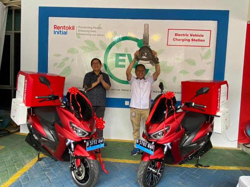 Managing Director Rentokil Initial Indonesia Heri Susanto (kanan) berfoto bersama dengan Commercial Director Polytron Tekno Wibowo di Tangerang, Selasa (26/6/2024) seusai menjalin kerja sama.