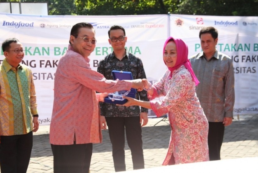 Managing Director Sinar Mas, G. Sulistiyanto bersama Rektor UGM Dwikorita.