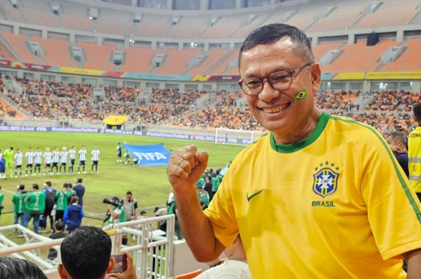 Managing Director Sinarmas yang juga Mantan Menteri Perindustrian Saleh Husin, saat menyaksikan pertandingan Piala Dunia U17 Brasil Vs Argentina di Jakarta International Stadion (JIS).