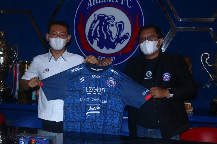 Manajemen Arema FC baru saja meluncurkan jersey versi supporter di Kota Malang, Kamis (31/3/2022). Peluncuran ini bertujuan untuk untuk menekan pembajakan yang selama ini masif terjadi. 