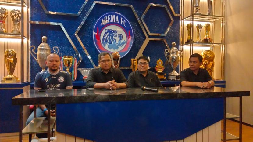 Manajemen Arema FC, Ketua Panpel beserta tim pengacara memberikan keterangan pers terkait tragedi Kanjuruhan di Kantor Arema FC, Kota Malang, Jumat (7/10/2022).