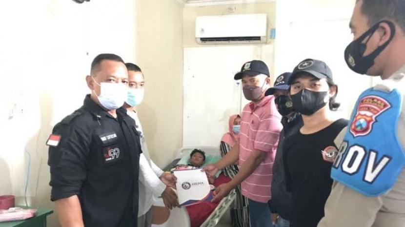 Manajemen Arema FC mengunjungi dan memberikan donasi kepada korban pembacokan di Kabupaten Lumajang, Ahad (27/2/2022). Dok. AREMA FC