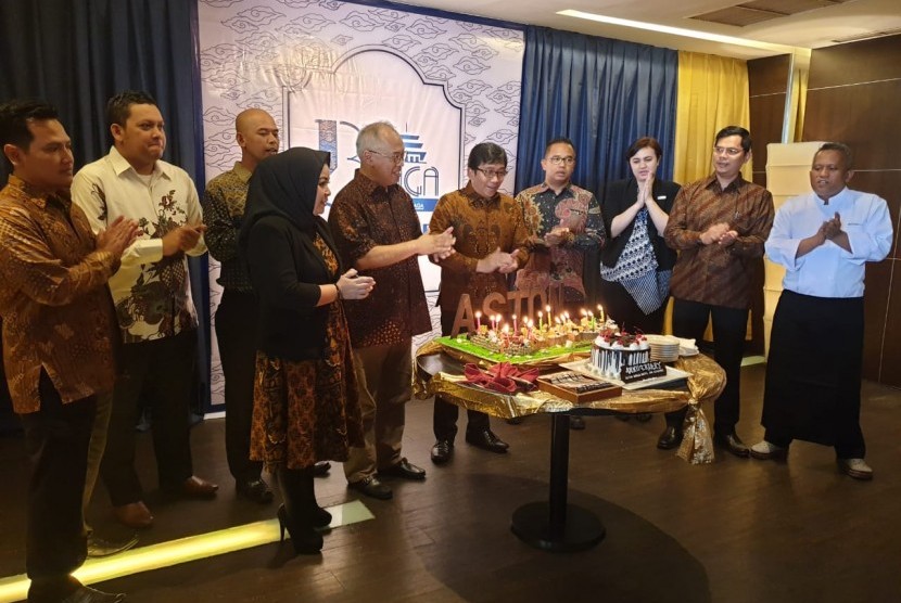 Manajemen Aston Braga Hotel tengah memeringati ulang tahun hotelnya yang ke-13 di Bandung, Sabtu (26/1).