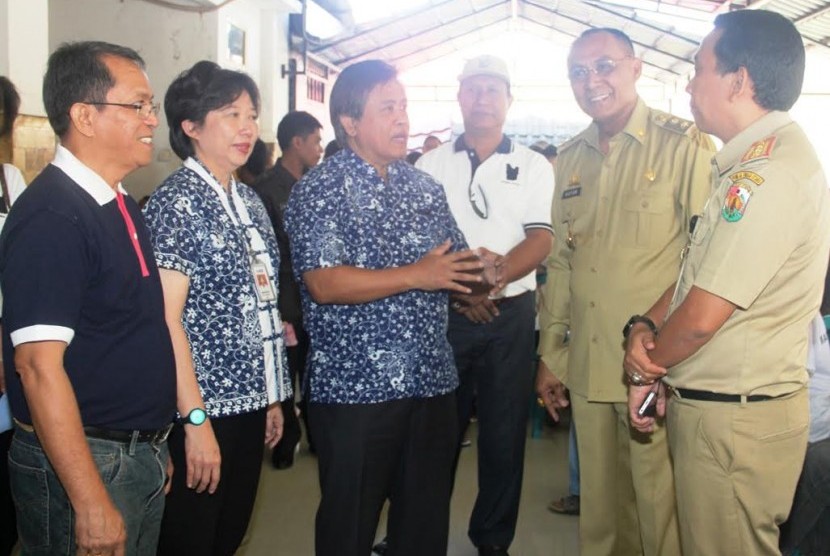  Manajemen BCA, SPBK-Perdami dan Wakil Bupati Tana Toraja Victor Datuan Batara (kedua kanan) berbincang usai meninjau pelaksanaan operasi katarak yang berlangsung selama 3 hari, dari tanggal 08 – 10 Agustus 2016.