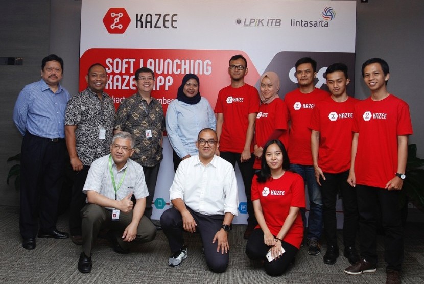 Manajemen Lintasarta berfoto bersama dengan tim Kazee dan LPiK ITB saat penandatangan MoU antara Lintasarta dengan Kazee di Jakarta, Selasa  (13/12/2016).