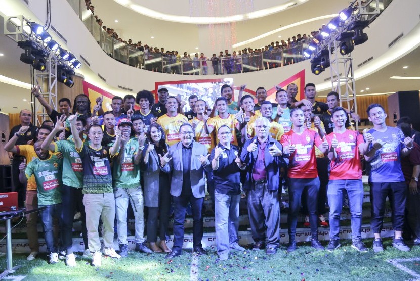 Manajemen, Pemain, Official dan Pelatih Sriwijaya FC berfoto bersama pada acara peluncuran tim dan 'jersey' Sriwijaya FC di Palembang Icon Mall, Palembang, Sumatera Selatan, Selasa (4/4). Sriwijaya FC siap mengikuti kompetisi Liga 1 musim ini dengan 28 pemain.