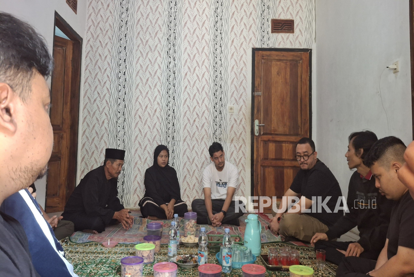 Manajemen Persib Bandung yang Diwakili Head of Communications PT Persib Bandung Bermartabat (PBB), Adhi Pratama Bersama Ketua Viking Persib Club, Tobias Ginanjar Takziah ke Rumah Duka Bobotoh Asal Desa Mukapayung, Kecamatan Cililin, Kabupaten Bandung Barat, Rabu (11/6).