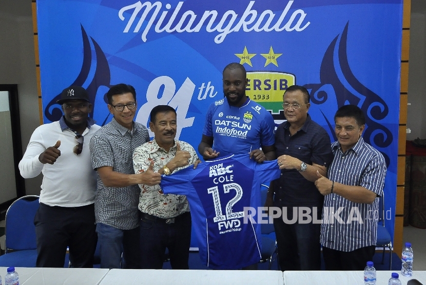 Manajemen Persib memperkenalkan Carlton Cole sebagai rekrutan mereka di Bandung, Kamis (30/3). Cole merupakan salah satu mantan pemain yang pernah merumput di Liga Premiere Inggris.