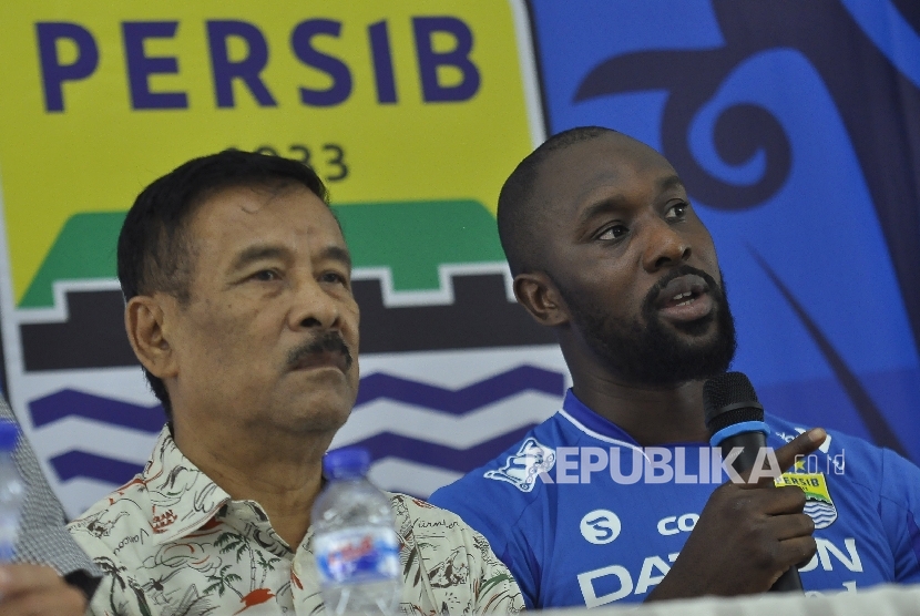 Manajemen Persib Umuh Muchtar (kiri) bersama Carlton Cole. 