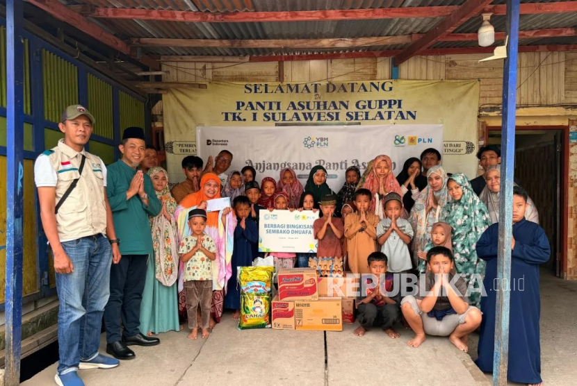 Manajemen PLN UID Sulselrabar dan tim YBM PLN tengah berkunjung ke Panti Asuhan Guppi untuk berbagi kebahagiaan dalam momen HLN ke-80.