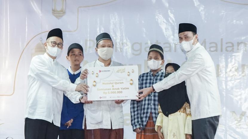 Manajemen PT Bank Pembangunan Daerah Banten Tbk (Bank Banten/BEKS) turut memperingati momen Nuzulul Quran dengan memberikan santunan bagi anak yatim di Kantor Representatif Tangerang, Selasa (19/4/2022)   