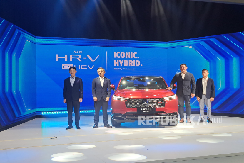Manajemen PT Honda Prospect Motor berfoto bersama setelah meluncurkan New Honda HR-V RS e:HEV, model hybrid pertama Honda di segmen SUV kompak, pada Selasa, 10 Juni 2025 di Jakarta.