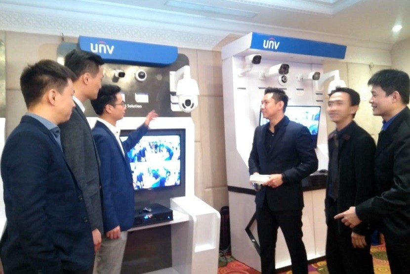 Manajemen PT Pasifik Teknologi Indonesia (PTI) dan Uniview saat menjelaskan kemampuan dari CCTV yang mereka distribusikan di pasar Indonesia, Jumat(10/5).