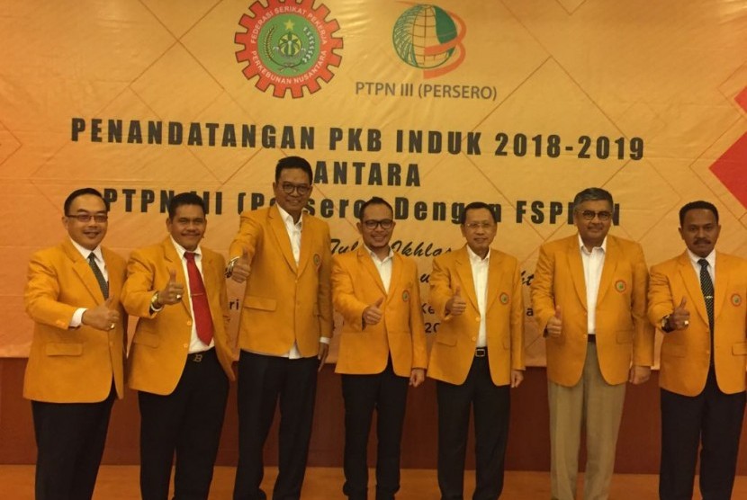 Manajemen PTPN Holding Persero dan pengurus Federasi Serikat Pekerja Perkebunan Nusantara (FSPBUN) berfoto bersama seusai menandatangani Perjanjian Kerja Bersama  (PKB) di Jakarta, Senin (4/12).