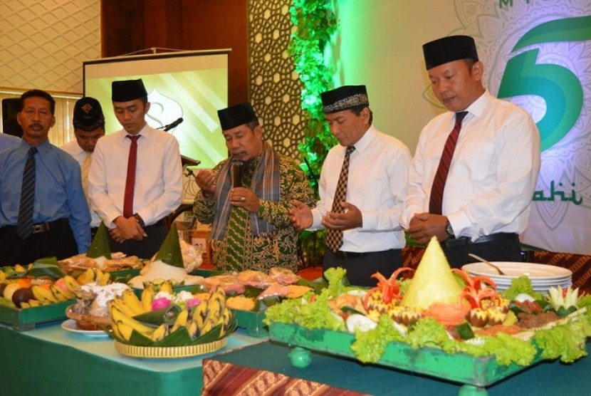 Manajemen Syariah Hotel Solo merayakan milad kelima, Senin (11/3).
