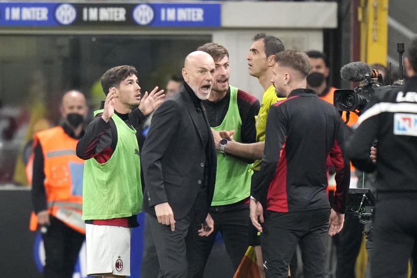 Manajer AC Milan Stefano Pioli bereaksi terhadap keputusan wasit pada pertandingan semifinal Piala Italia, leg kedua, antara Inter Milan dan AC Milan, di stadion San Siro, di Milan, Italia, Rabu (20/4/2022)..