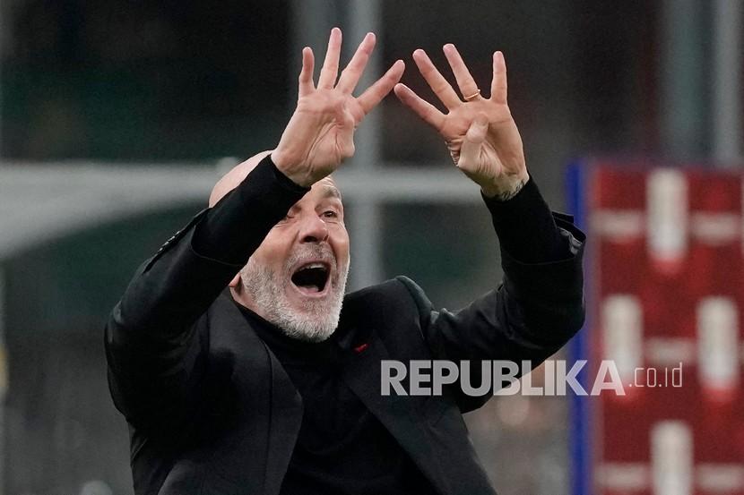 Pelatih AC Milan Stefano Pioli saat memberi isyarat dalam laga kontra Napoli, Senin (7/3/2022) dini hari WIB.