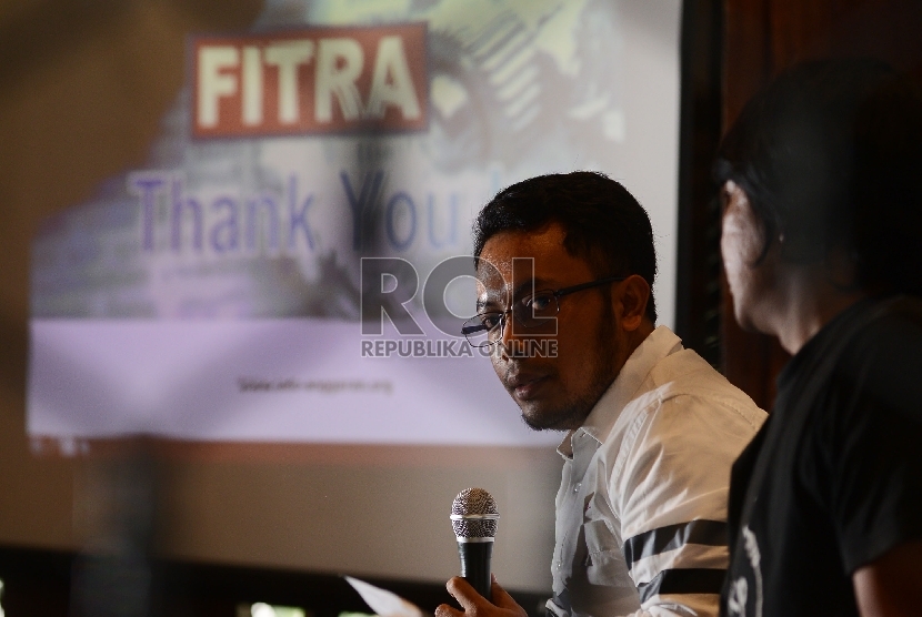 Manajer Advokasi Sekretariat Nasional (Seknas) Forum Indonesia Untuk Transparansi Anggaran (FITRA) Apung Widadi (kiri) bersama Staf Publikasi FITRA Wandi Irawan (kanan).