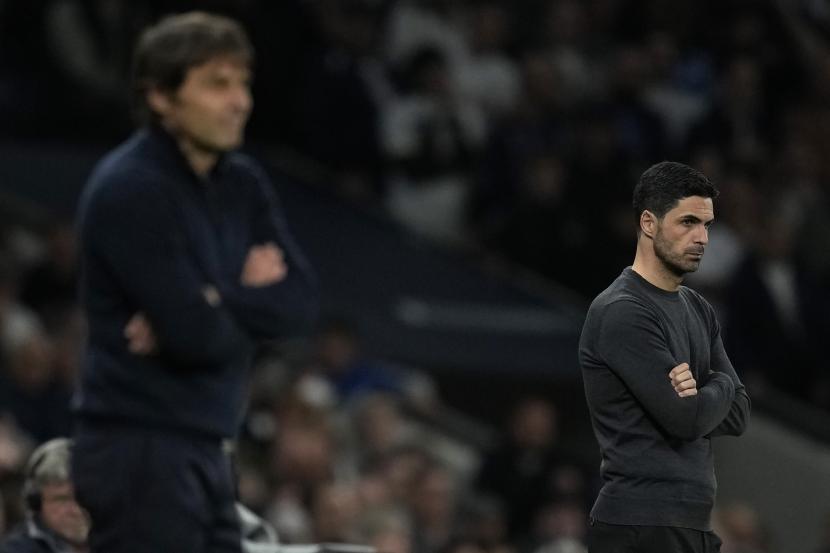 Manajer Arsenal Mikel Arteta, kanan, dan pelatih kepala Tottenham Antonio Conte selama pertandingan sepak bola Liga Inggris antara Tottenham Hotspur dan Arsenal di stadion Tottenham Hotspur di London, Inggris, Jumat (13/5/2022).