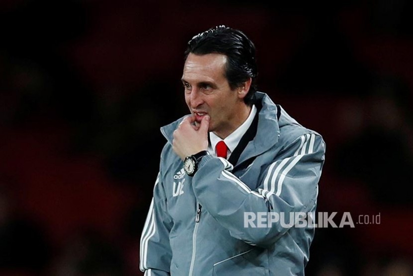 Manajer Arsenal Unai Emery tampak kecewa di tepi lapangan usai laga Liga  Europa Grup  F antara Arsenal melawan Eintracht Frankfurt di Emirates Stadium,  London, Jumat, (29/11) dini hari.