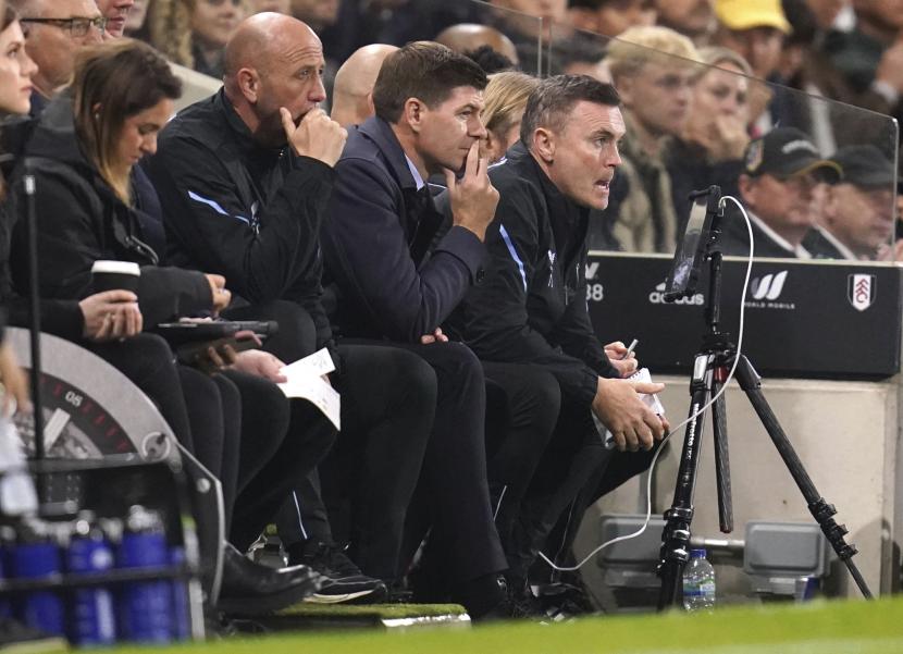 Manajer Aston Villa Steven Gerrard, tengah, menyaksikan pertandingan sepak bola Liga Premier Inggris antara Fulham dan Aston Villa di Craven Cottage di London, Kamis, 20 Oktober 2022. 