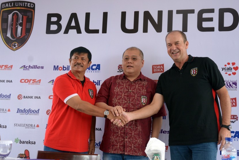 Manajer Bali United, Yabes Tanuri (tengah) berjabat tangan dengan mantan pelatih Bali United, Indra Sjafri (kiri) dan pelatih baru Bali United, Hans Peter Schaller saat pisah sambut di Kuta, Bali, Senin (6/2).