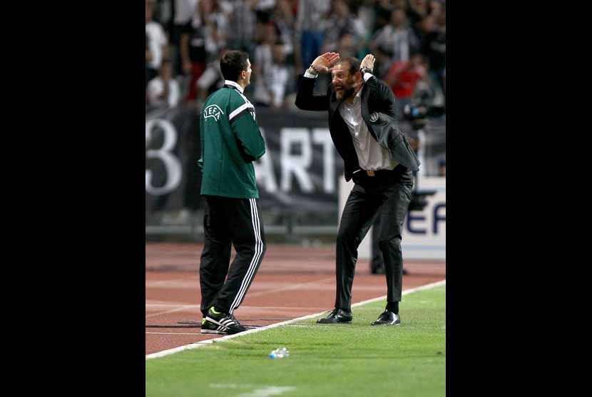 Manajer Besiktas, Slaven Bilic (kanan), memprotes asisten wasit saat menghadapi Arsenal di leg pertama babak playoff Liga Champions di Istanbul, Turki, Selasa (19/8). 