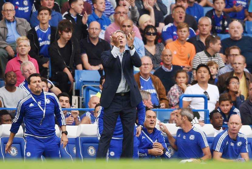 Manajer Chelsea, Jose Mourinho, bereaksi saat menyaksikan timnya menghadapi Crystal Palace dalam laga Liga Primer Inggris di Stadion Stamford Bridge, London, Sabtu (29/8). 