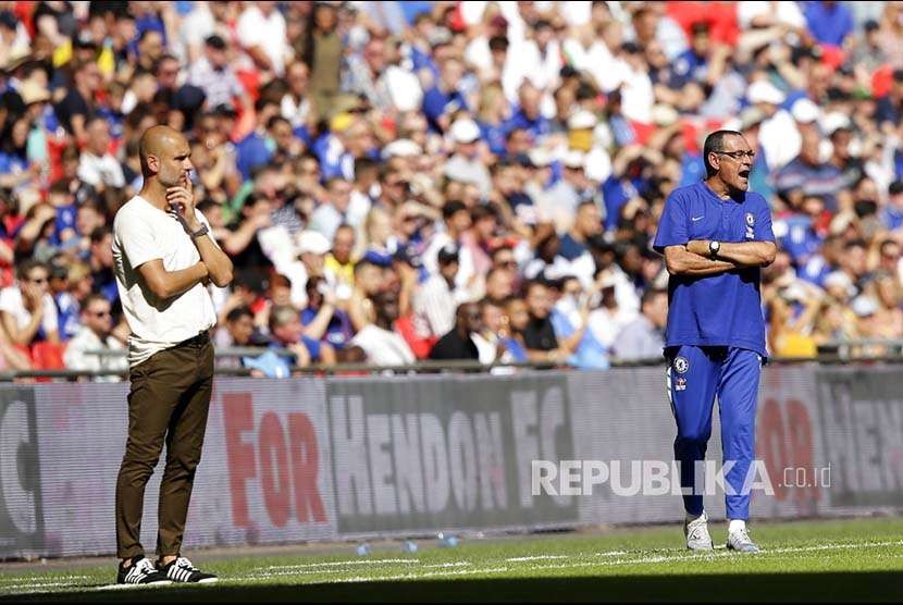 Manajer Chelsea  Maurizio Sarri (kanan) dan manajer Manchester City Pep Guardiola dalam pertandingan Community Shield di Stadion Wembley, London.