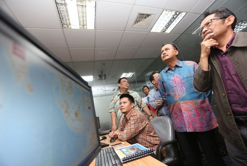 Manajer Data Informasi Sinar Mas Forestry Asep Karsidi, Duta Besar Indonesia untuk Singapura I Gede Ngurah Swajaya, dan Direktur Asia Pulp & Paper (APP) Sinar Mas Suhendra Wiriadinata, dan Direktur Kerjasama Fungsional ASEAN Kementrian Luar Negeri George L