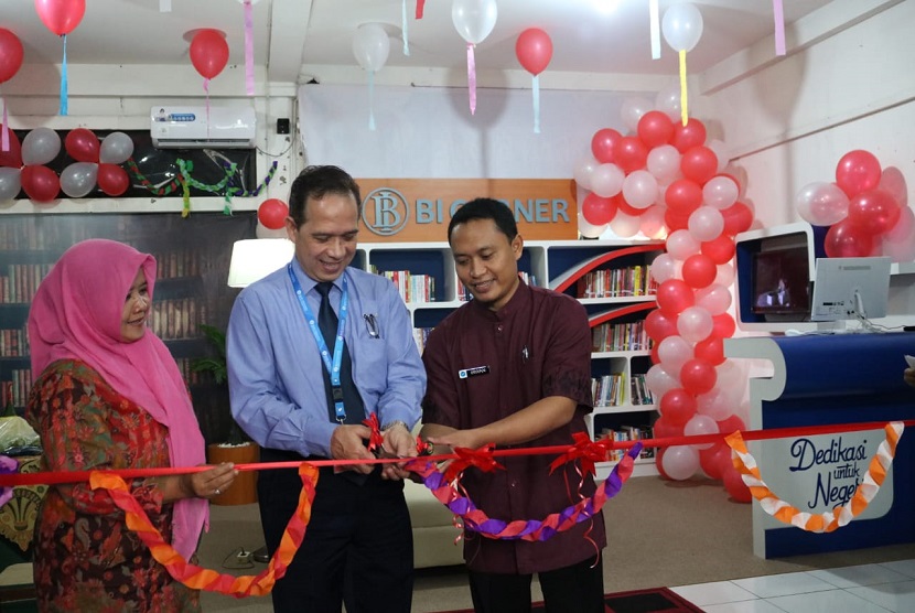 Manajer Divisi PSBI dan Hubungan Stakeholder Departemen Komunikasi Bank Indonesia, Thomas Krones ketika membuka BI Corner di Adzkia Islamic School