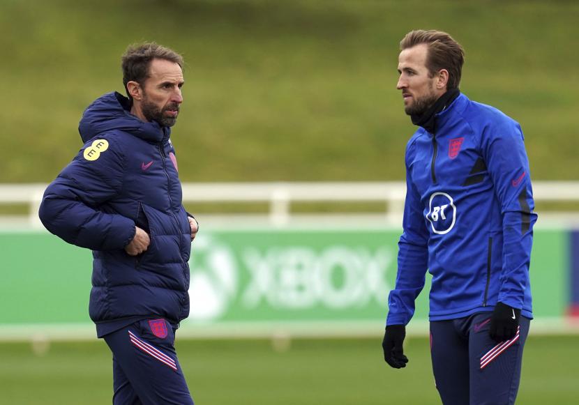 Manajer Inggris Gareth Southgate berbicara dengan Harry Kane, kanan, selama sesi latihan menjelang pertandingan sepak bola kualifikasi Piala Dunia 2022 mendatang melawan Albania dan San Marino, di St George