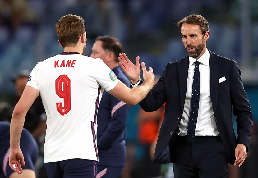 Manajer Inggris Gareth Southgate (kanan) berjabat tangan dengan Harry Kane (kiri) selama pertandingan perempat final UEFA EURO 2020 antara Ukraina dan Inggris di Roma, Italia, 03 Juli 2021. 