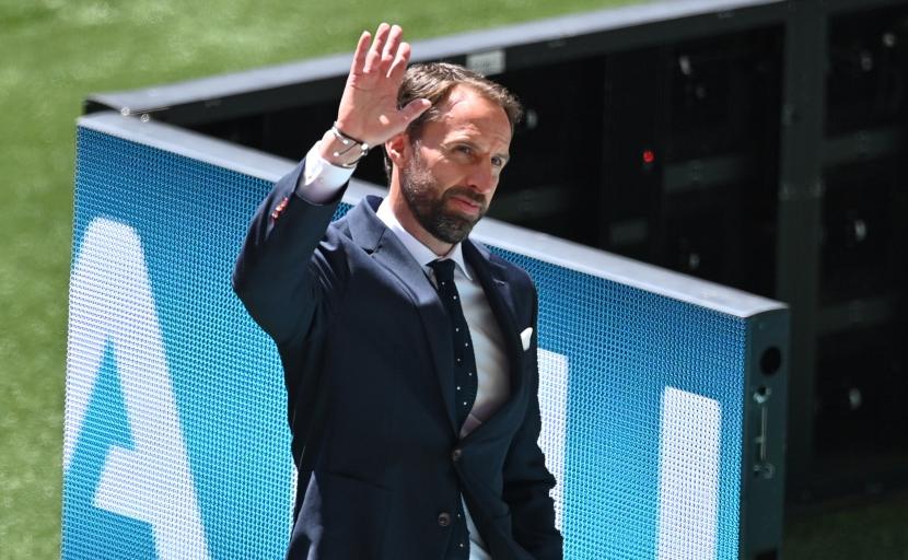 Manajer Inggris Gareth Southgate memeriksa lapangan sebelum pertandingan sepak bola babak penyisihan grup D UEFA EURO 2020 antara Inggris dan Kroasia di London, Inggris, 13 Juni 2021.