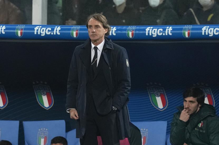 Manajer Italia Roberto Mancini berdiri di bangku cadangan selama pertandingan sepak bola play-off kualifikasi Piala Dunia antara Italia dan Makedonia Utara, di stadion Renzo Barbera, di Palermo, Italia, Kamis, 24 Maret 2022. Makedonia Utara menang 1-0. 