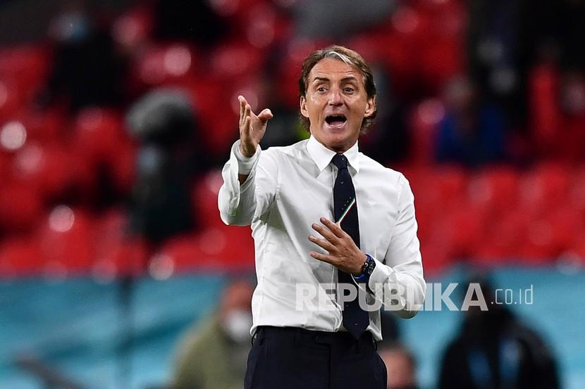 Manajer Italia Roberto Mancini memberikan instruksi pada pertandingan babak 16 besar kejuaraan sepak bola Euro 2020 antara Italia dan Austria di stadion Wembley di London di London, Ahad (27/6) dini hari WIB.