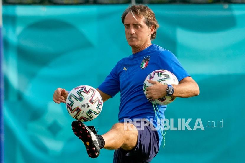 Manajer Italia Roberto Mancini mengontrol bola selama sesi latihan tim di pusat pelatihan Acqua Acetosa Roma, Sabtu (19/6) sehari sebelum pertandingan grup A kejuaraan sepak bola Euro 2020 antara Italia dan Wales. 