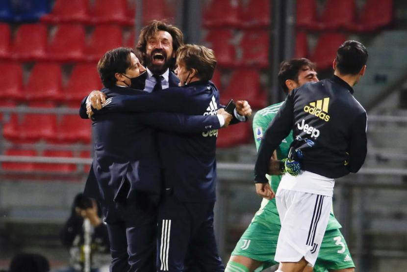Pelatih Juventus, Andrea Pirlo (kedua kiri) berjingkrak bersama ofisial tim merayakan kemenangan 4-1 Juve atas Bologna di Stadion Renato Dall, Senin (24/5).