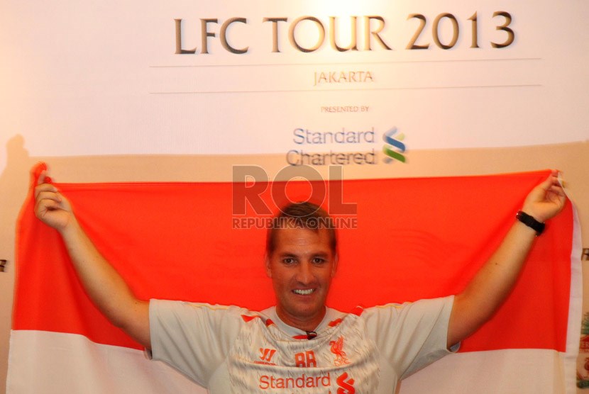 Manajer Liverpool Brendan Rodgers mengangkat bendera Indonesia saat konferensi pers di Jakarta, Kamis (18/7).    (Republika/ Yasin Habibi)