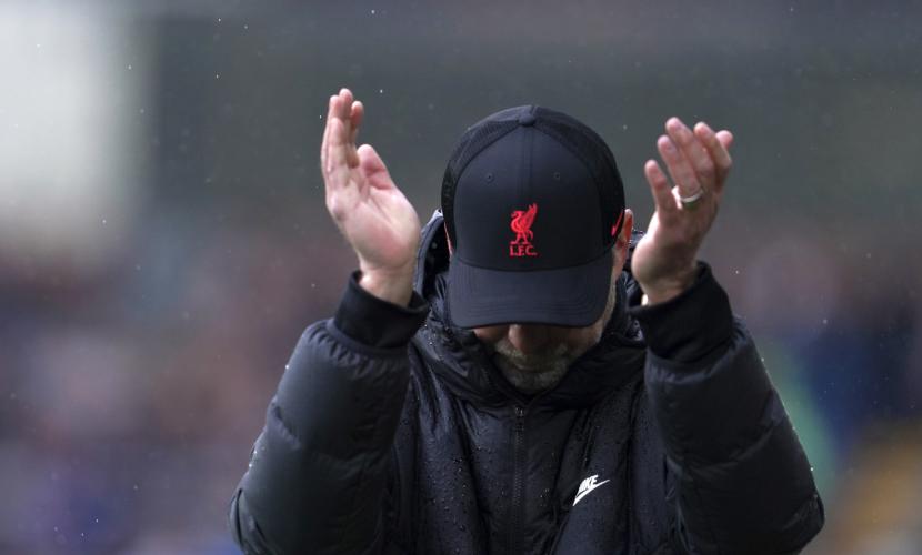 Manajer Liverpool Jurgen Klopp bereaksi selama pertandingan sepak bola Liga Inggris antara Burnley dan Liverpool di Turf Moor, di Burnley, Inggris, Ahad (13/2/2022).