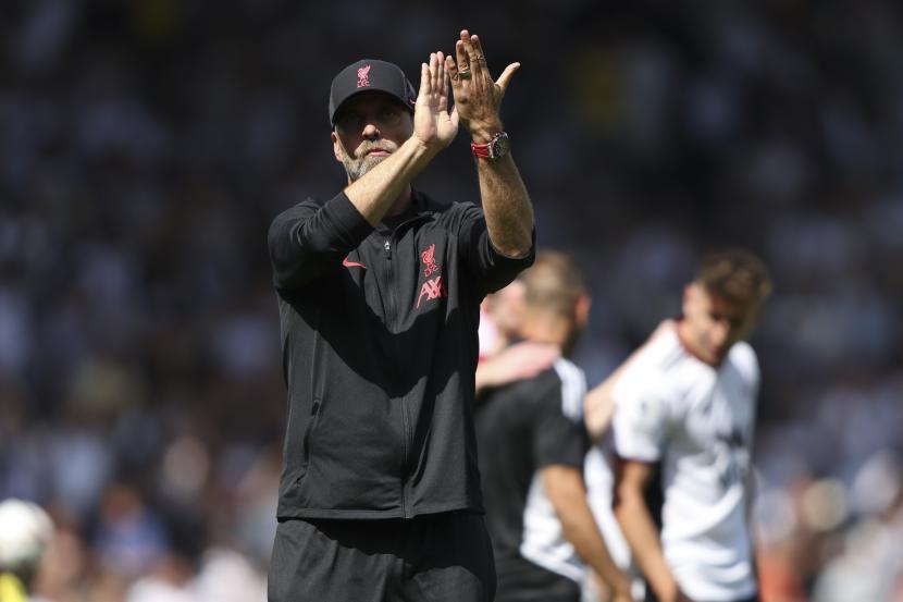 Manajer Liverpool Jurgen Klopp bertepuk tangan di akhir pertandingan sepak bola Liga Inggris antara Fulham dan Liverpool di stadion Craven Cottage di London, Sabtu, 6 Agustus 2022.