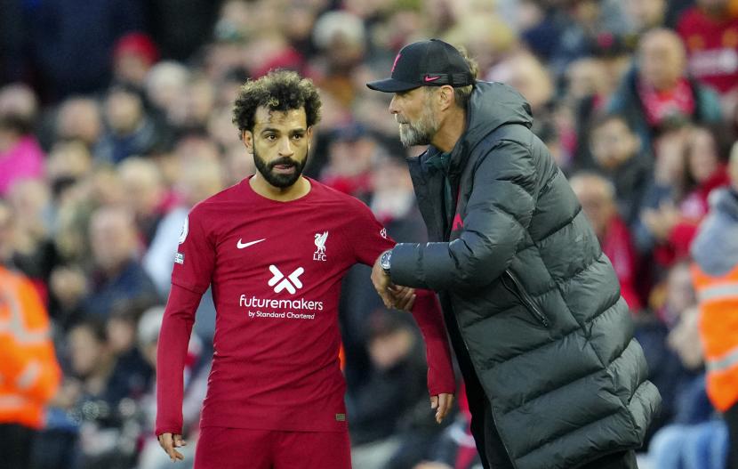 Manajer Liverpool Jurgen Klopp, kanan, memberikan instruksi kepada pemain Liverpool Mohamed Salah. 