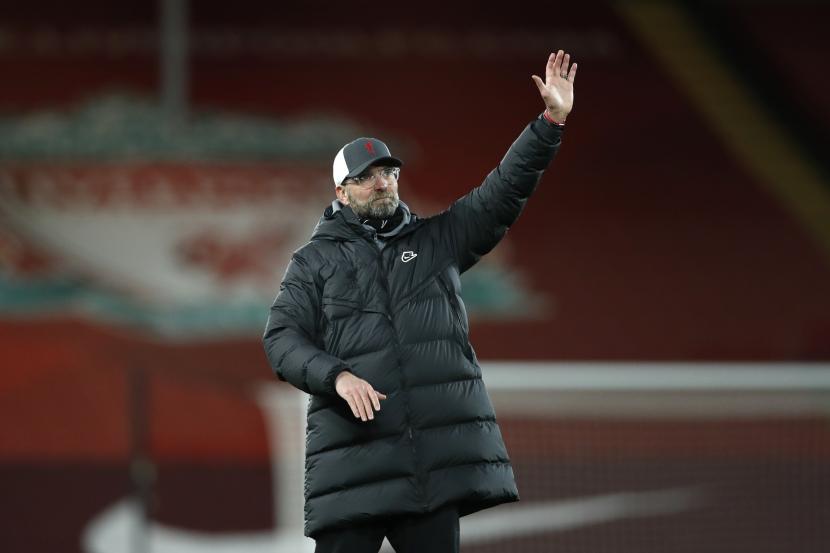  Manajer Liverpool Jurgen Klopp melambai di akhir pertandingan sepak bola Liga Premier Inggris antara Liverpool dan West Bromwich Albion di stadion Anfield di Liverpool, Inggris, Minggu 27 Desember 2020.