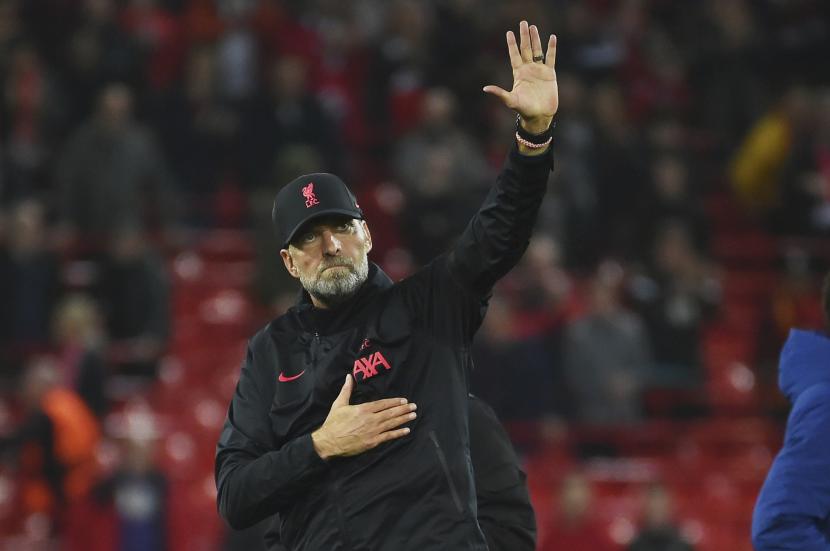  Manajer Liverpool Jurgen Klopp memberi isyarat setelah pertandingan sepak bola Grup A Liga Champions antara Liverpool dan Rangers di stadion Anfield di Liverpool, Inggris,  Rabu (5/10/2022) dini hari WIB.