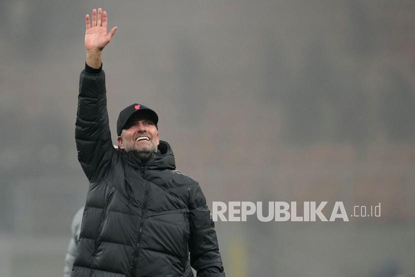  Manajer Liverpool Jurgen Klopp memberi tepuk tangan kepada para penggemar di akhir pertandingan leg pertama babak 16 besar Liga Champions antara Inter Milan dan Liverpool di stadion San Siro di Milan, Italia,Kamis (17/2/2022) dini hari WIB. 