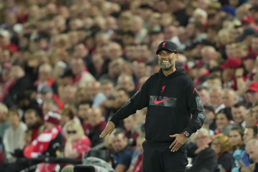  Manajer Liverpool Jurgen Klopp memberikan instruksi dari garis samping selama pertandingan sepak bola Liga Inggris antara Liverpool dan Crystal Palace di stadion Anfield di Liverpool, Inggris, Selasa (16/8/2022) dini hari WIB.