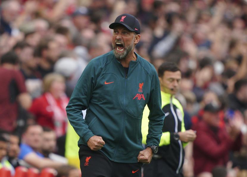 Manajer Liverpool Jurgen Klopp merayakan setelah Roberto Firmino mencetak gol pertama timnya selama pertandingan sepak bola Liga Inggris antara Liverpool dan Brighton & Hove Albion di Anfield, Liverpool, Inggris, Sabtu 1 Oktober 2022. 