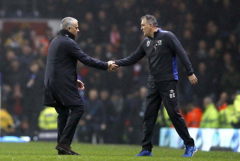 Manajer Manchester United Jose Mourinho (kiri) bersalaman dengan Manajer Blackburn Rovers Owen Coyle usai pertandingan, (19/2).